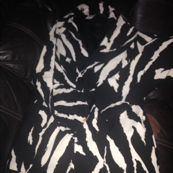 Black and white coat or blazer use for both - Picture 6 of 8